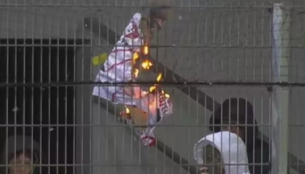 Sion'a transfer olan Balotteli'ye büyük şok! Taraftarlar formasını yaktı - Resim: 0