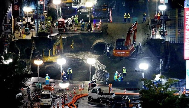 Çöken yolu 48 saatte tamir ettiler - Resim: 3