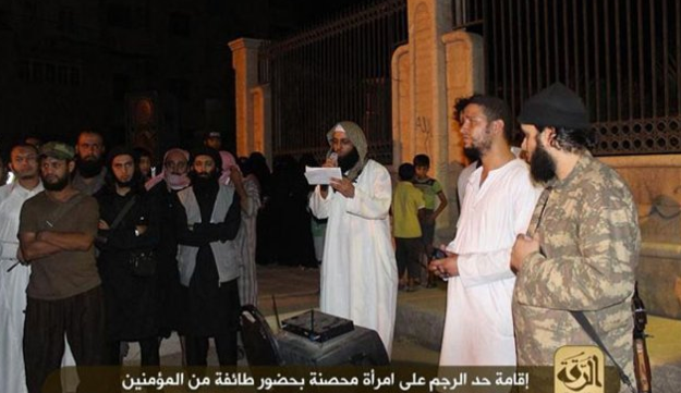 IŞİD militanları genç kadını taşlayarak öldürdü! - Resim: 1