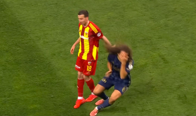 Fenerbahçe'nin kırmızı kart beklediği pozisyon için eski hakemler yorumladı - Resim: 0