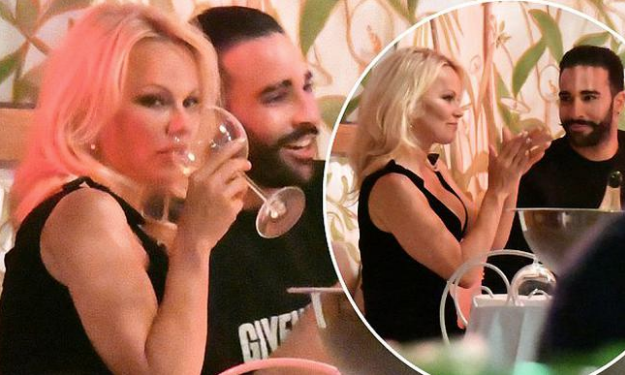 Pamela Anderson sevgilisi için ABD'yi terk etti - Resim: 2