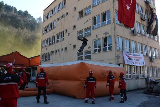 660 kişi ile gerçeği aratmayan tatbikat - Resim: 4