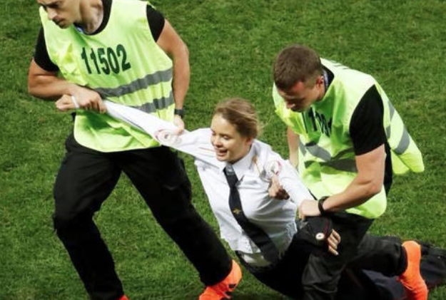 Dünya Kupası'nda sahaya daldı başı belaya girdi! - Resim: 4