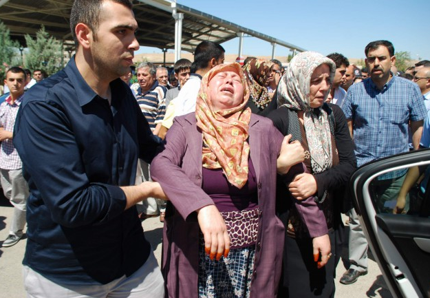 Patlamada ölen küçük Sena gelinlikle uğurlandı - Resim: 3