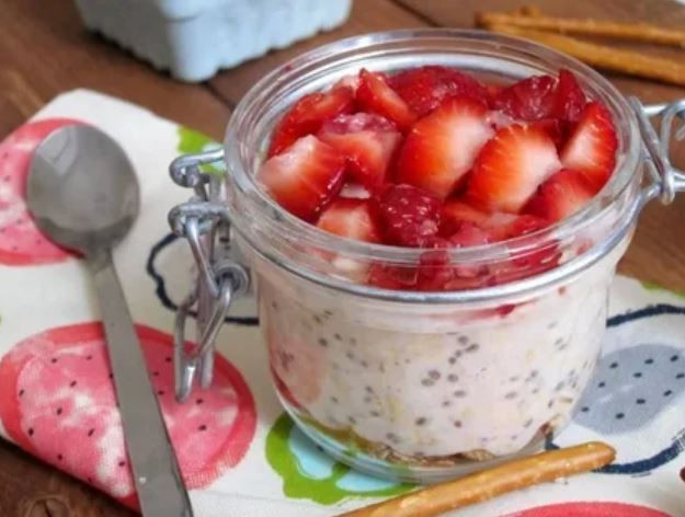 Düşük kalorili çilekli yoğurt tatlı krizine birebir! - Resim: 1