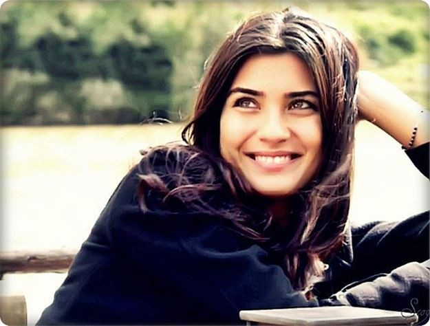 Tuba Büyüküstün'ün makyajsız hali - Resim: 1