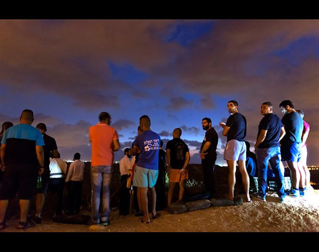 İsrailliler saldırıları film gibi izliyor - Resim: 1