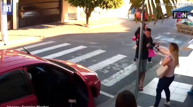 Okul önünde silahla öğrencileri soymaya kalkınca sonu feci oldu! - Resim: 2