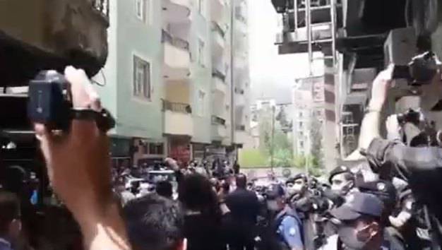 HDP'nin 'Darbeye Karşı Demokrasi Yürüyüşü' olaylı başladı! - Resim: 1