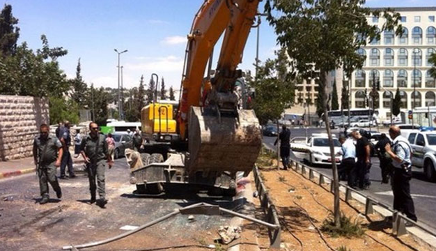 Kepçeyle İsrail otobüsüne saldırdı - Resim: 4