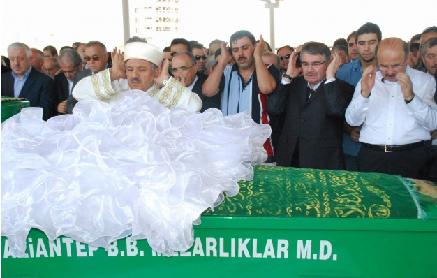 Patlamada ölen küçük Sena gelinlikle uğurlandı - Resim: 1