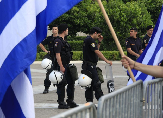 Milletvekillerini ablukaya aldılar - Resim: 1