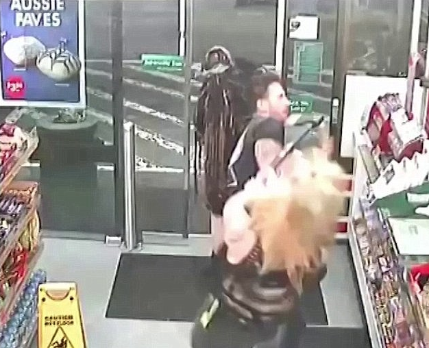 Delirdi! Baltayla bakkala girdi herkese saldırdı - Resim: 3