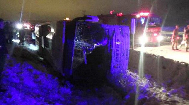 Bayburt'ta yolcu otobüsü şarampole devrildi: 2 ölü, 20 yaralı - Resim: 1