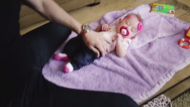 Uyuyan bebeği ortadan ikiye ayırdı böyle ifşa etti - Resim: 1