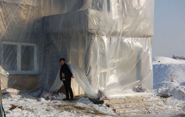 Soğuktan korunmak için apartmanı paketledi - Resim: 1