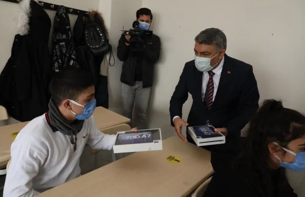 Alper Taşdelen'den öğrenciler için büyük fedakarlık - Resim: 1