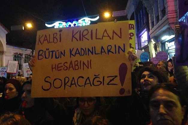 Kadınlar yine pankartları konuşturdu! - Resim: 1