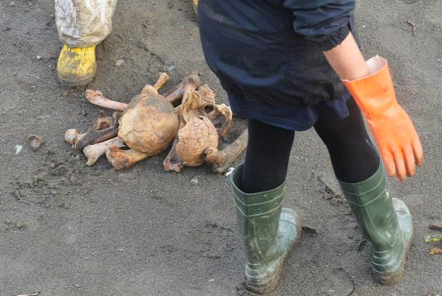 Duvarı çöktü cesetler ortalığa saçıldı - Resim: 3