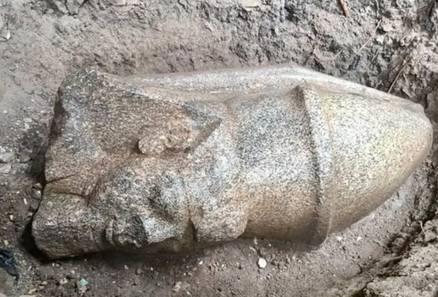 Tarlasında bulduğu pembe taşın altından binlerce yıllık tarih çıktı - Resim: 1