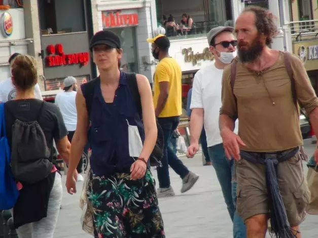 İstanbul'da maske rezaleti! Maskesiz sokağa çıkmıyorlar ama... - Resim: 1