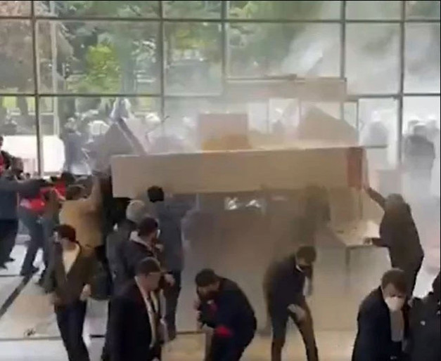 CHP Genel Merkezi arbede sonrası savaş alanına döndü - Resim: 0