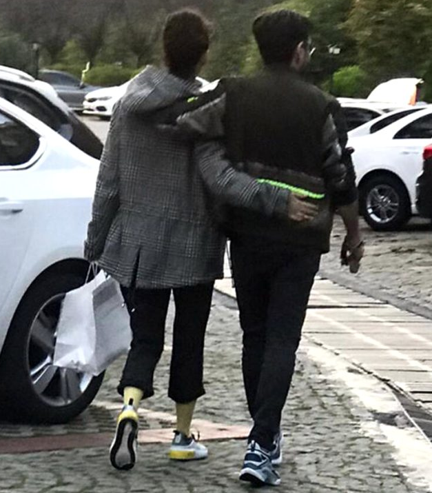 Kenan Doğulu ve Beren Saat sokak ortasında sarmaş dolaş yakalandı - Resim: 3