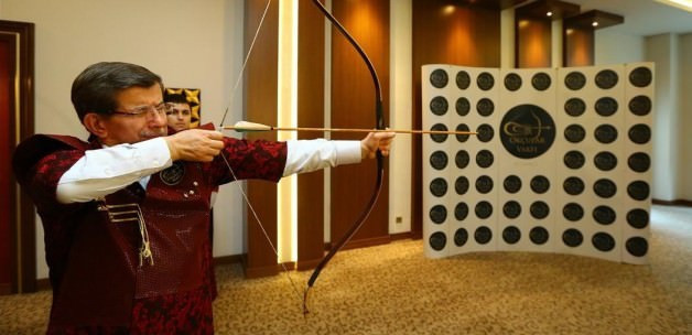 Davutoğlu okçuluktaki hünerlerini sergiledi - Resim: 3