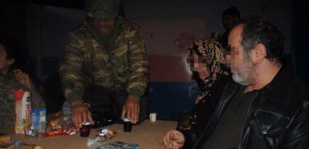 Asker 40 gündür mahsur kalan aileyi kurtardı - Resim: 1