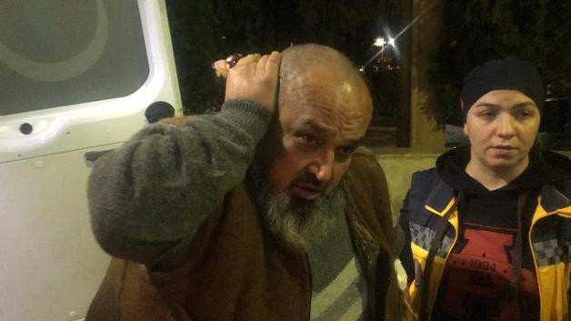 Başına saplı bıçakla hastaneye getirildi - Resim: 1