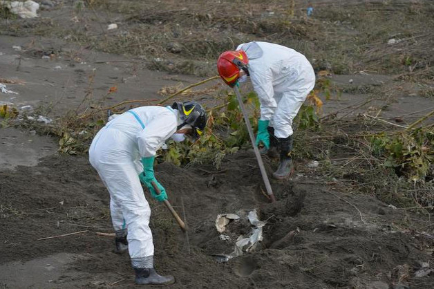 Duvarı çöktü cesetler ortalığa saçıldı - Resim: 2