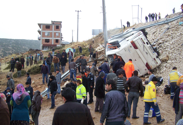 Futbolcu otobüsü uçuruma yuvarlandı - Resim: 1