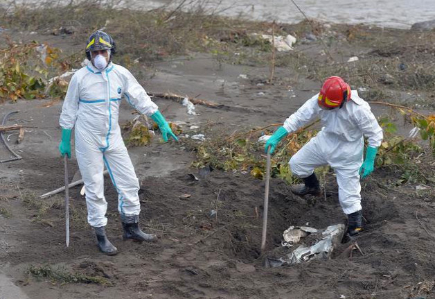 Duvarı çöktü cesetler ortalığa saçıldı - Resim: 4