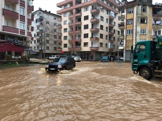 Artvin'de sokaklar yine sele teslim oldu - Resim: 0