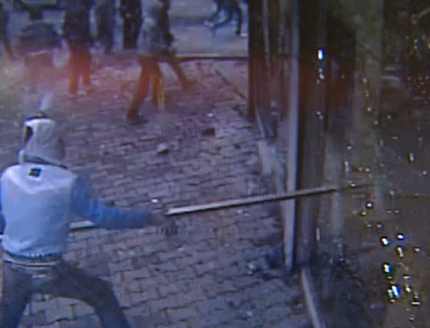 PKK'lılar dükkanları yağmaladı - Resim: 2