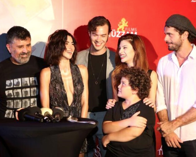 Yasak Elma'nın yıldızı Nesrin Cavadzade kriz çıkardı Zuhal Olcay galayı terk etti - Resim: 1