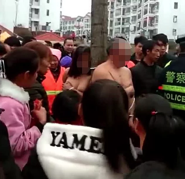 Kocasını başka kadınla bastı öfkeli eş teşhir etti çırılçıplak soyup... - Resim: 1