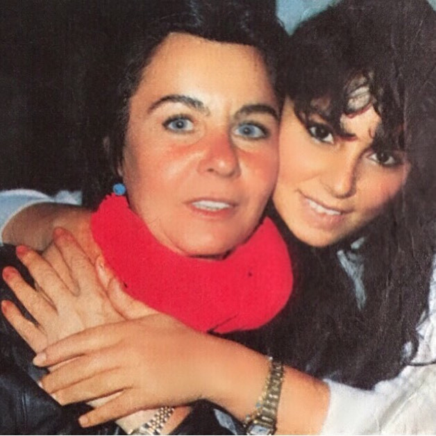 Yeşil Çam'ın efsane ismi genç kızlara taş çıkıyor! Son halini görenler gözlerine inanamadı! - Resim: 1