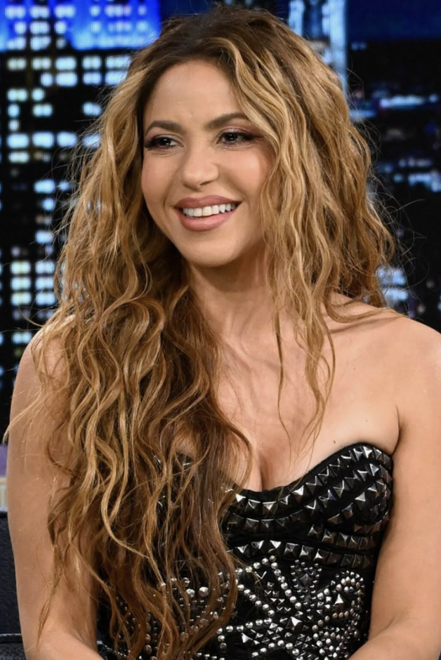 Shakira galada ter döktü! Eteği yüzünden sosyal medya karıştı... - Resim: 4