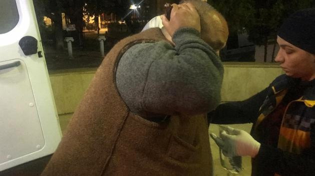 Başına saplı bıçakla hastaneye getirildi - Resim: 3
