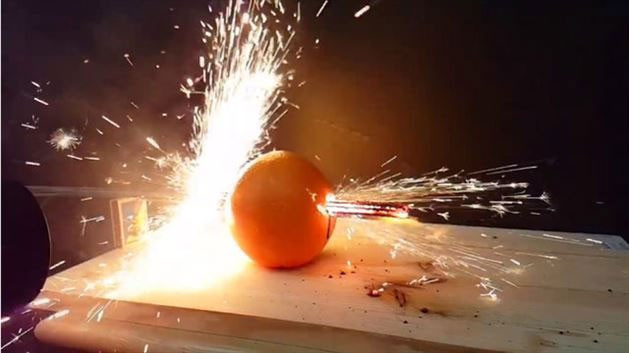 Eline geçirdiği herşeyi maytapla ateşe verdi! - Resim: 1