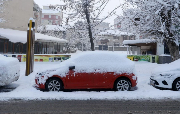 Türkiye'de kar yağışı etkili oluyor! Her yer beyaza büründü işte şehirlerden kar manzaraları... - Resim: 1
