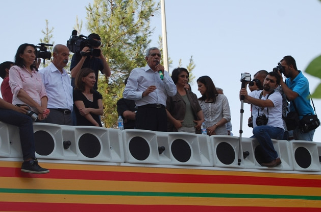 Nuray Mert'ten zafer işareti - Resim: 1