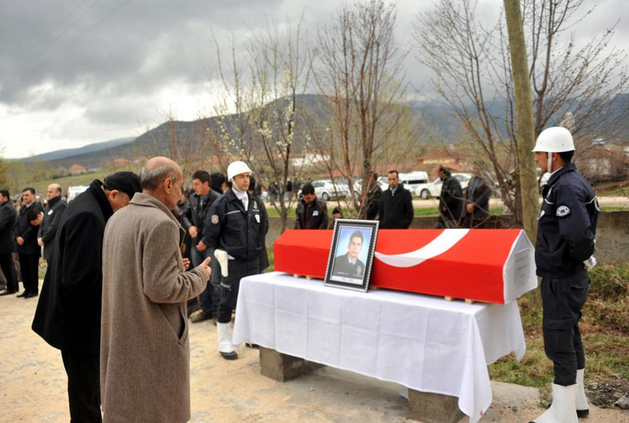 Şehit polis son yolculuğuna uğurlandı - Resim: 3