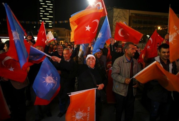 Sonucu duyan seçmen sokağa döküldü!  - Resim: 1