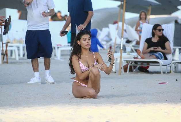 19 yaşındaki şarkıcı Madison Beer'in bikinisi küçük gelince alay konusu oldu - Resim: 4