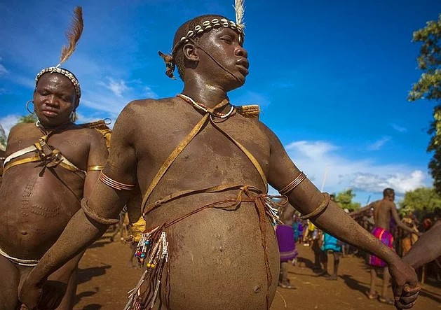 Dünyanın en ilkel kabilesi evleri bile dışkıdan! - Resim: 3