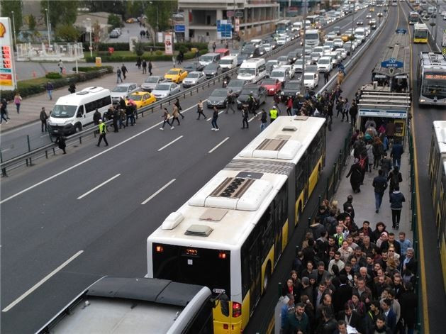 Metrobüs durağını kapattılar vatandaş isyan etti - Resim: 2