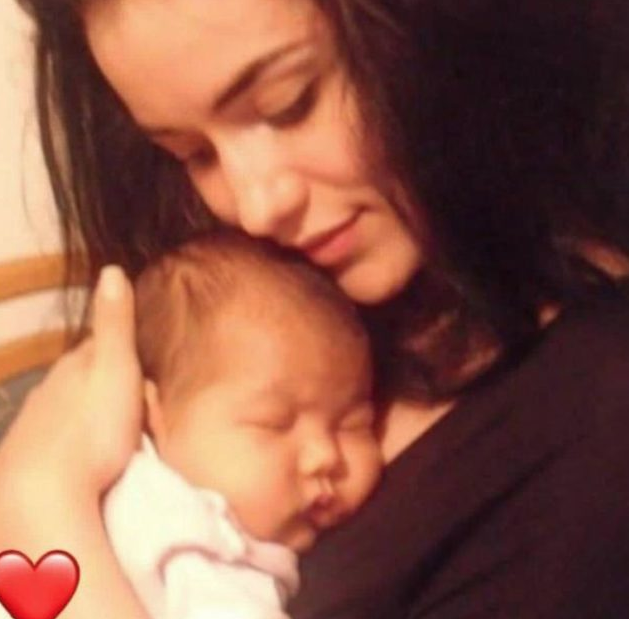 Burak Özçivit ve Fahriye Evcen'in sır gibi sakladığı Karan bebeğin ilk fotoğrafı - Resim: 3