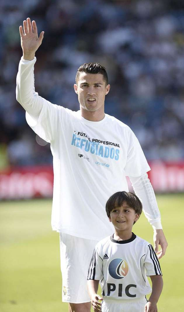 Ronaldo sahaya mülteci çocukla çıktı - Resim: 4
